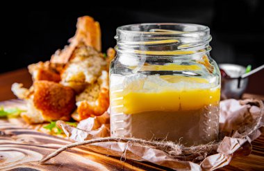 Cam kavanoz tavuk ciğeri ezmesi ve dilimlenmiş ekmek.