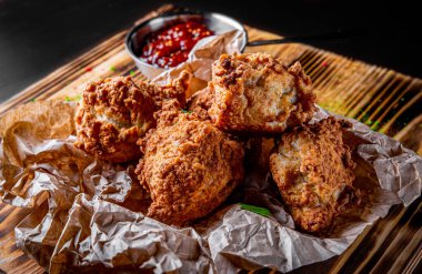 Tahta masada kızarmış tavuk köftesi.