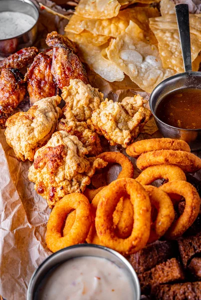 Sörtányér Fűszeres Csirkeszárnyakkal Chipsszel Sült Hagymakarikákkal Sajtgolyókkal Kenyérrel Tartármártással Asztalon Stock Fotó
