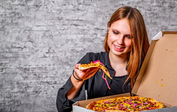 若いですティーンブルネット女の子とともに長い髪のボックスのピザの灰色の壁の背景 — ストック写真