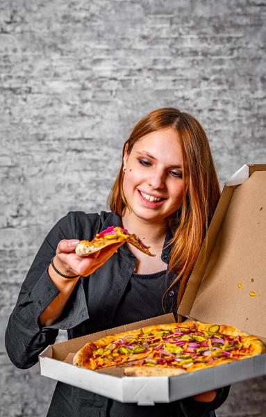 Retrato Joven Adolescente Morena Con Pelo Largo Con Caja Pizza — Foto de Stock