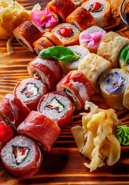 Sushi Rolle Mit Lachs Avocado Frischkäse Gurken Reis Kaviar Aal — Stockfoto