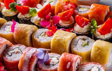 Somon, avokado, krem peynir, salatalık, pirinç, havyar, yılan balığı ve ton balıklı suşi.