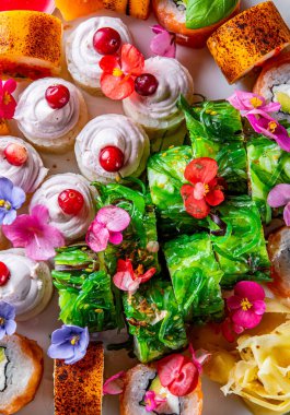 Somon, avokado, krem peynir, salatalık, pirinç, havyar, yılan balığı ve ton balıklı suşi.