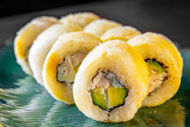 Balık ve pirinçli suşi rulosu.