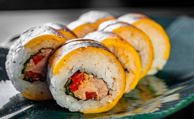 Balık ve pirinçli suşi rulosu.