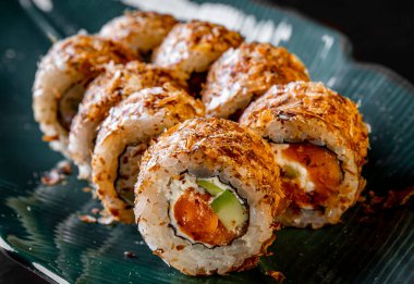 Balık ve pirinçli suşi rulosu.