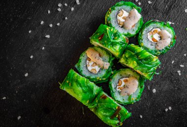 Balık ve pirinçli suşi rulosu.