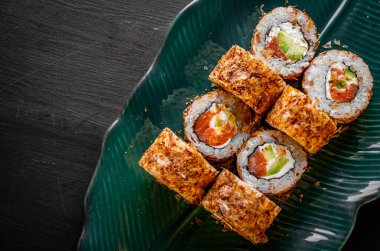 Balık ve pirinçli suşi rulosu.