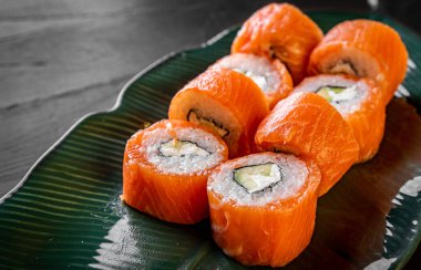 Balık ve pirinçli suşi rulosu.