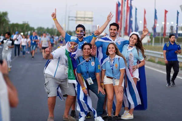 Jubelnde fans uruguay nach dem spiel uruguay - saudi arabien — Stockfoto