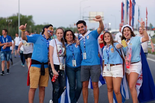 Jubelnde fans uruguay nach dem spiel uruguay - saudi arabien — Stockfoto