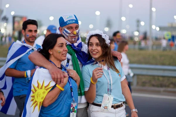 Jubelnde fans uruguay nach dem spiel uruguay - saudi arabien — Stockfoto