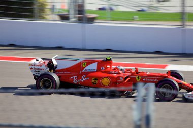 Soçi, Rusya - 30 Nisan 2017: Kimi Raikkonen Scuderia Ferrari F1 Team Sochi Autodrom, Formula bir Rus Grand Prix yarış yarış.
