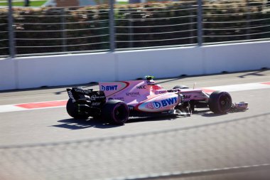 Soçi, Rusya - 30 Nisan 2017: Esteban Ocon Sochi Autodrom, Formula bir Rus Grand Prix yarış yarış Sahara Force India F1 takımının.