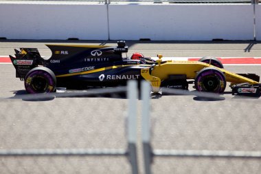 Soçi, Rusya - 30 Nisan 2017: Nico Hulkenberg Renault Sport F1 Team Sochi Autodrom, Formula bir Rus Grand Prix yarış yarış.