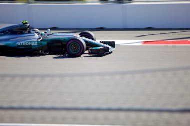 Soçi, Rusya - 30 Nisan 2017: Valtteri Bottas Mercedes Amg Petronas F1 Team Sochi Autodrom, Formula bir Rus Grand Prix yarış yarış.