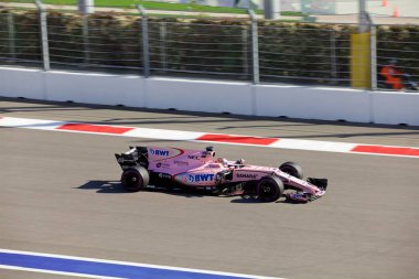 Soçi, Rusya - 30 Nisan 2017: Sergio Perez Sochi Autodrom, Formula bir Rus Grand Prix yarış yarış Sahara Force India F1 takımının.