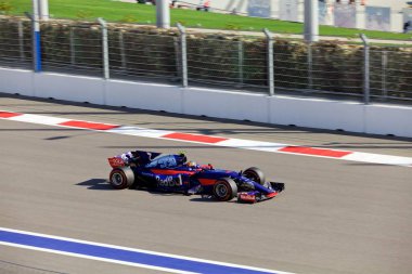 Soçi, Rusya - 30 Nisan 2017: Sochi Autodrom, Formula bir Rus Grand Prix yarış yarış Carlos Sainz Scuderia Toro Rosso F1 takım.