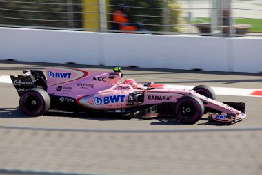 Soçi, Rusya - 30 Nisan 2017: Esteban Ocon Sochi Autodrom, Formula bir Rus Grand Prix yarış yarış Sahara Force India F1 takımının.
