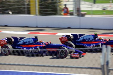 Soçi, Rusya - 30 Nisan 2017: Carlos Sainz Scuderia Toro Rosso Sochi Autodrom, Formula bir Rus Grand Prix yarışında Daniil Kvyat Scuderia Toro Rosso, sollama.