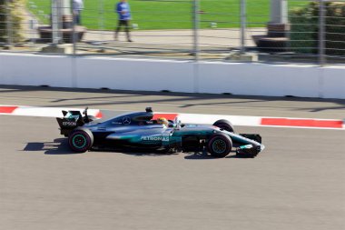 Soçi, Rusya - 30 Nisan 2017: Lewis Hamilton Mercedes Amg Petronas F1 Team Sochi Autodrom, Formula bir Rus Grand Prix yarış yarış.