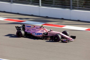 Soçi, Rusya - 30 Nisan 2017: Esteban Ocon Sochi Autodrom, Formula bir Rus Grand Prix yarış yarış Sahara Force India F1 takımının.
