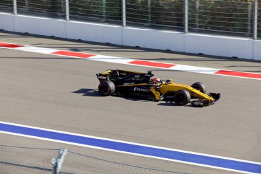 Soçi, Rusya - 30 Nisan 2017: Nico Hulkenberg Renault Sport F1 Team Sochi Autodrom, Formula bir Rus Grand Prix yarış yarış.
