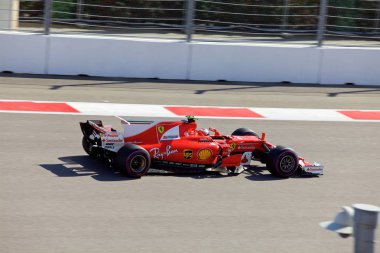 Soçi, Rusya - 30 Nisan 2017: Kimi Raikkonen Scuderia Ferrari F1 Team Sochi Autodrom, Formula bir Rus Grand Prix yarış yarış.
