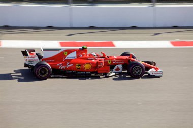 Soçi, Rusya - 30 Nisan 2017: Kimi Raikkonen Scuderia Ferrari F1 Team Sochi Autodrom, Formula bir Rus Grand Prix yarış yarış.