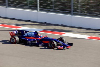 Soçi, Rusya - 30 Nisan 2017: Daniil Kvyat Sochi Autodrom, Formula bir Rus Grand Prix yarışında yarışı Scuderia Toro Rosso F1 takımının.