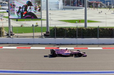 Soçi, Rusya - 30 Nisan 2017: Sergio Perez Sochi Autodrom, Formula bir Rus Grand Prix yarış yarış Sahara Force India F1 takımının.