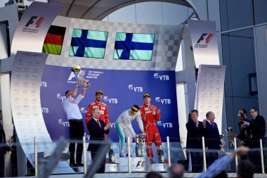Soçi, Rusya - 30 Nisan 2017: İlk üç bitirenler Valtteri Bottas Mercedes, Sebastian Vettel ve Kimi Raikkonen Ferrari podyum üzerinde Grand Prix Rusya'nın Soçi, sırasında kutlamak.