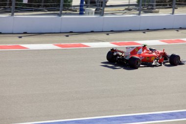 Soçi, Rusya - 30 Nisan 2017: Kimi Raikkonen Scuderia Ferrari F1 Team Sochi Autodrom, Formula bir Rus Grand Prix yarış yarış.