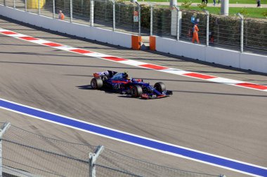 Soçi, Rusya - 30 Nisan 2017: Sochi Autodrom, Formula bir Rus Grand Prix yarış yarış Carlos Sainz Scuderia Toro Rosso F1 takım.