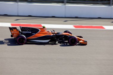 Soçi, Rusya - 30 Nisan 2017: Stoffel Vandoorne Sochi Autodrom, Formula bir Rus Grand Prix yarış yarış Mclaren Honda F1 Team.