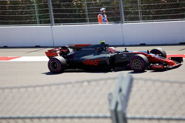 Soçi, Rusya - 30 Nisan 2017: Kevin Magnussen Haas F1 takım F1 Team Sochi Autodrom, Formula bir Rus Grand Prix yarış yarış.