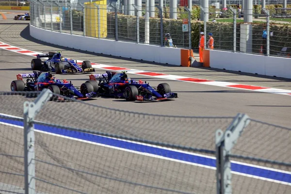 Soçi, Rusya - 30 Nisan 2017: Carlos Sainz Scuderia Toro Rosso Sochi Autodrom, Formula bir Rus Grand Prix yarışında Daniil Kvyat Scuderia Toro Rosso, sollama.