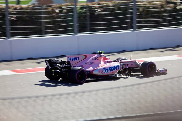 Soçi, Rusya - 30 Nisan 2017: Esteban Ocon Sochi Autodrom, Formula bir Rus Grand Prix yarış yarış Sahara Force India F1 takımının.