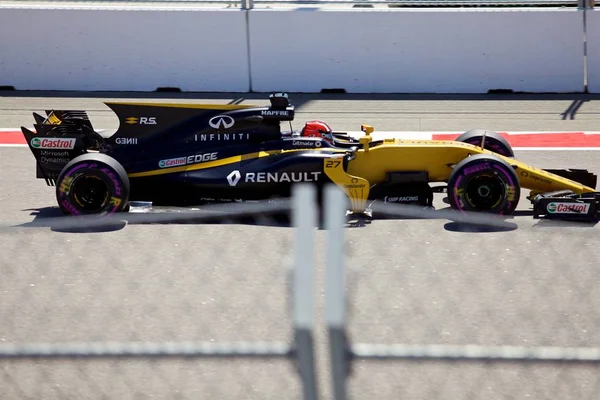 Soçi, Rusya - 30 Nisan 2017: Nico Hulkenberg Renault Sport F1 Team Sochi Autodrom, Formula bir Rus Grand Prix yarış yarış.