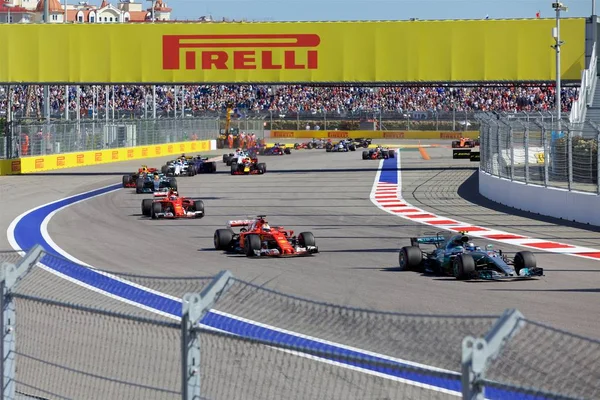 Soçi, Rusya - 30 Nisan 2017: Valtteri Bottas Mercedes Amg Petronas F1 Team Sochi Autodrom, Formula bir Rus Grand Prix yarış yarış.
