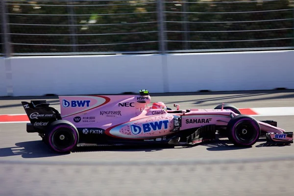 Soçi, Rusya - 30 Nisan 2017: Esteban Ocon Sochi Autodrom, Formula bir Rus Grand Prix yarış yarış Sahara Force India F1 takımının.