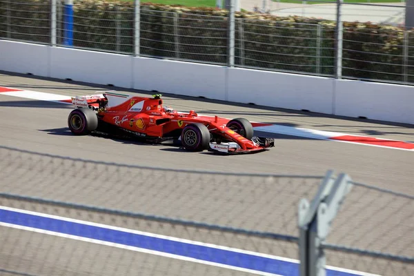 Soçi, Rusya - 30 Nisan 2017: Kimi Raikkonen Scuderia Ferrari F1 Team Sochi Autodrom, Formula bir Rus Grand Prix yarış yarış.