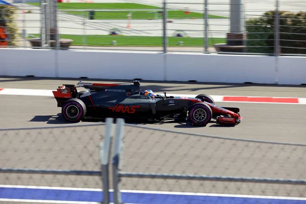 Soçi, Rusya - 30 Nisan 2017: Romain Grosjean Haas F1 Formula bir Rus Grand Prix Sochi Autodrom, Yarış, yarış takımı.