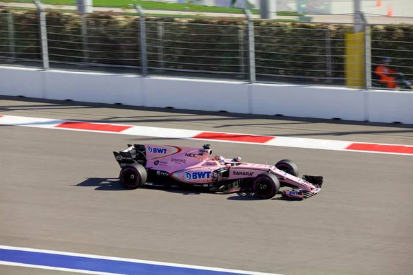 Soçi, Rusya - 30 Nisan 2017: Sergio Perez Sochi Autodrom, Formula bir Rus Grand Prix yarış yarış Sahara Force India F1 takımının.