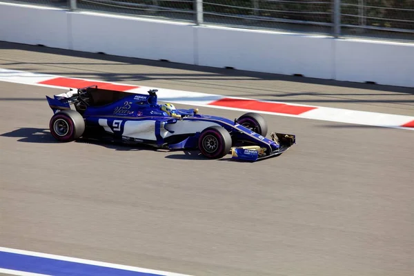 Soçi, Rusya - 30 Nisan 2017: Marcus Ericsson Sauber F1 Team Sochi Autodrom, Formula bir Rus Grand Prix yarış yarış.