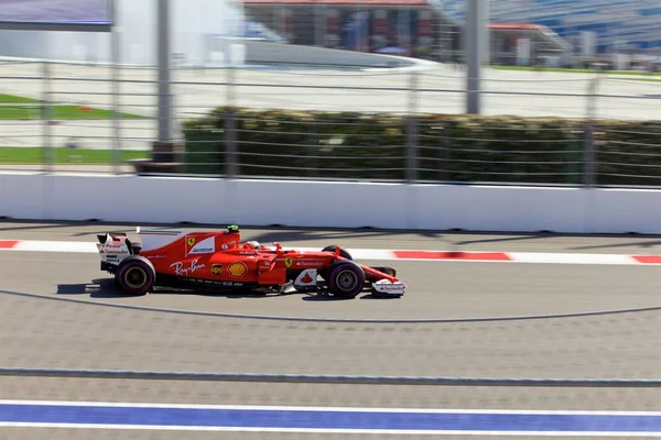 Soçi, Rusya - 30 Nisan 2017: Kimi Raikkonen Scuderia Ferrari F1 Team Sochi Autodrom, Formula bir Rus Grand Prix yarış yarış.