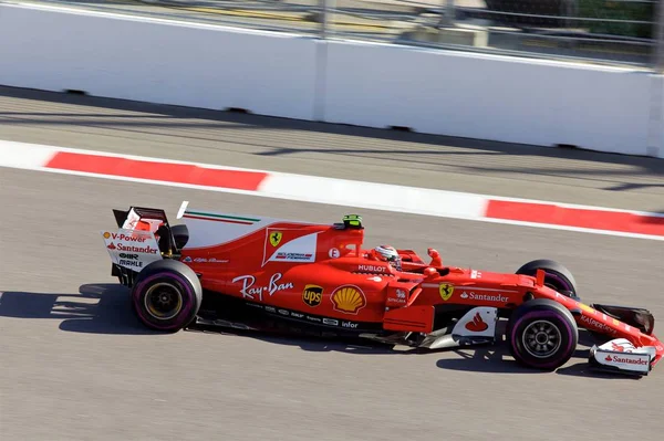Soçi, Rusya - 30 Nisan 2017: Kimi Raikkonen Scuderia Ferrari F1 Team Sochi Autodrom, Formula bir Rus Grand Prix yarış yarış.