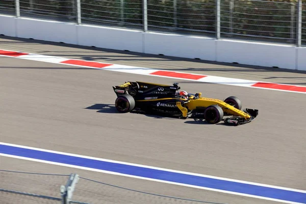 Soçi, Rusya - 30 Nisan 2017: Nico Hulkenberg Renault Sport F1 Team Sochi Autodrom, Formula bir Rus Grand Prix yarış yarış.