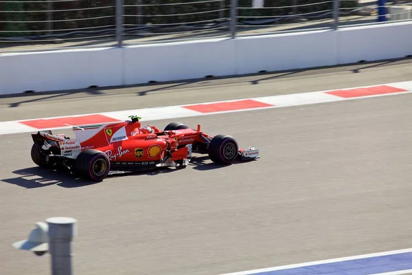 Soçi, Rusya - 30 Nisan 2017: Kimi Raikkonen Scuderia Ferrari F1 Team Sochi Autodrom, Formula bir Rus Grand Prix yarış yarış.